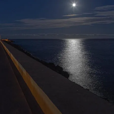 Апартаменты Marina Seafront 12 Радазул